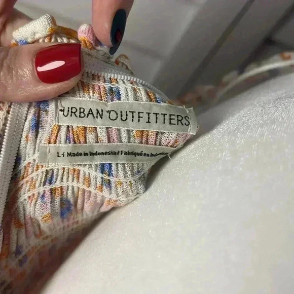 Urban Outfitters Daydreamer Floral Smocked Off The Shoulder Crop Top Size Large - Picture 10 of 12